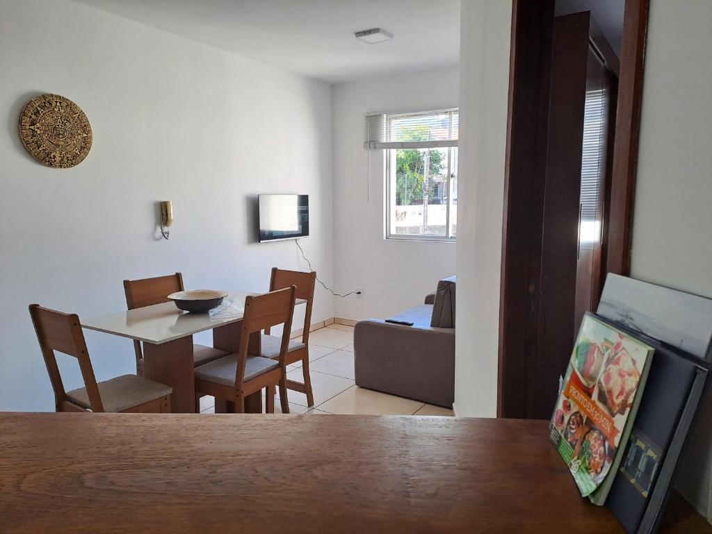 uma sala de estar e de jantar com mesa e cadeiras em Custo Benefício para 3 hóspedes ao lado da UFSC SR6195 em Florianópolis