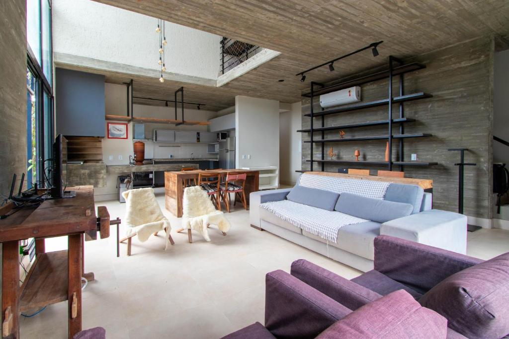 - un salon avec un canapé et une table dans l'établissement Casa Moderna em Sto Antônio de Lisboa JH2192, à Florianópolis