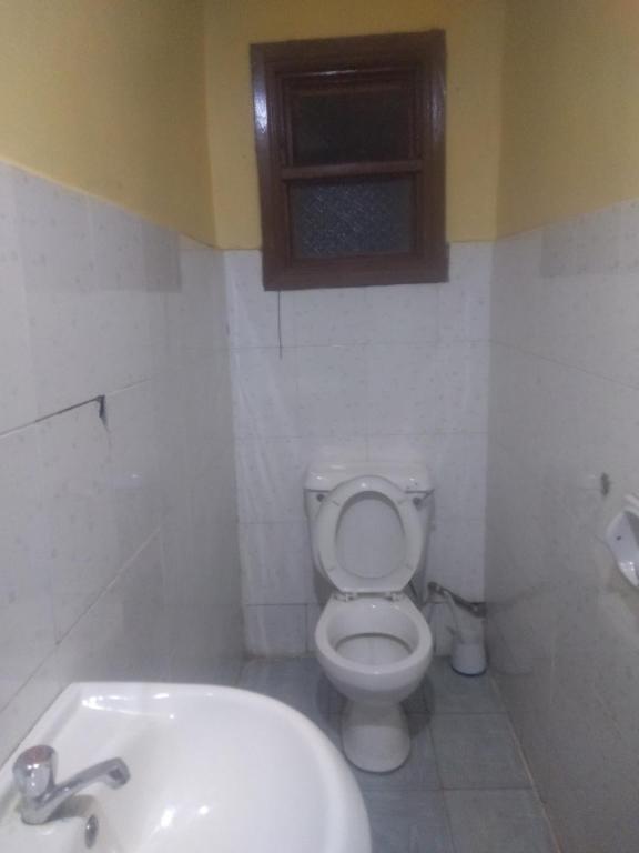 Un baño de Riversand Hotel, rooms with lake views,WI FI & balcony