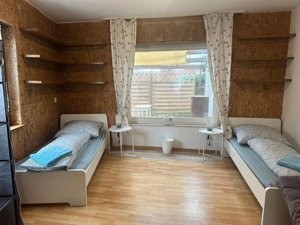 2 Betten in einem Zimmer mit Fenster in der Unterkunft L8 Street - Niefern-Öschelbronn in Niefern-Öschelbronn