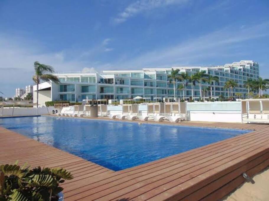een resort met een groot zwembad en een gebouw bij Paraíso marino in Nuevo Vallarta 