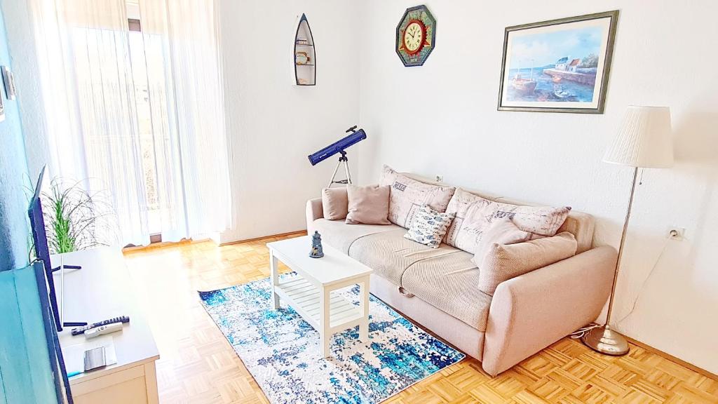 プーラにあるApartment Sole di Polaのソファとテーブルのあるリビングルーム