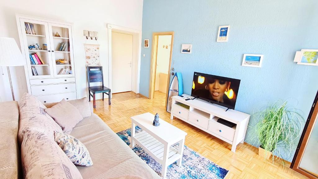 普拉的住宿－Apartment Sole di Pola，带沙发和平面电视的客厅