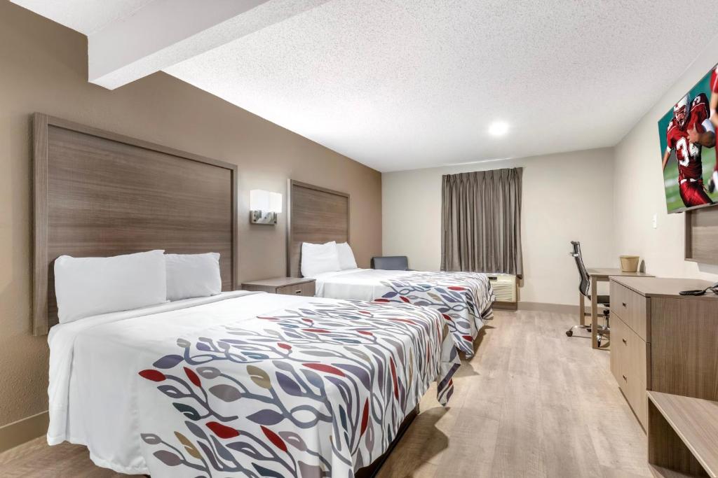 Tempat tidur dalam kamar di Red Roof Inn & Suites Newport News