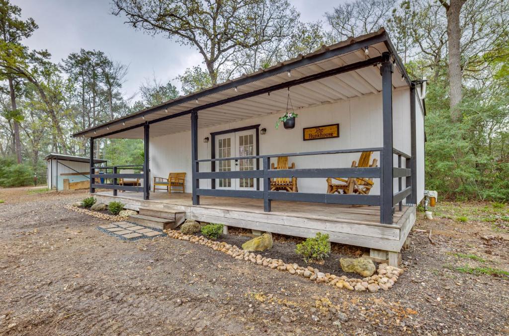una piccola casa con un grande portico nel bosco di Willis Cabin on 6 Acres - Close to the Lake! a Willis