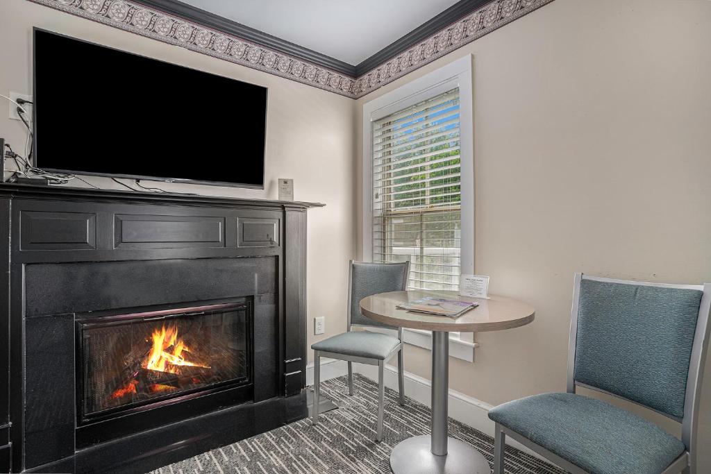 Harbor House Inn photo