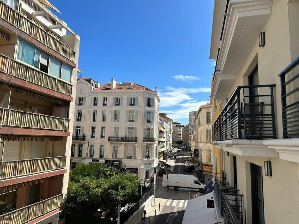 une vue aérienne d'une rue de la ville avec des bâtiments dans l'établissement A025-Appartement 2 chambres - carré d'Or-hyper centre Cannes, à Cannes