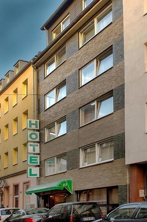 ein Gebäude mit davor geparkt in der Unterkunft Hotel Ziegenhagen in Köln