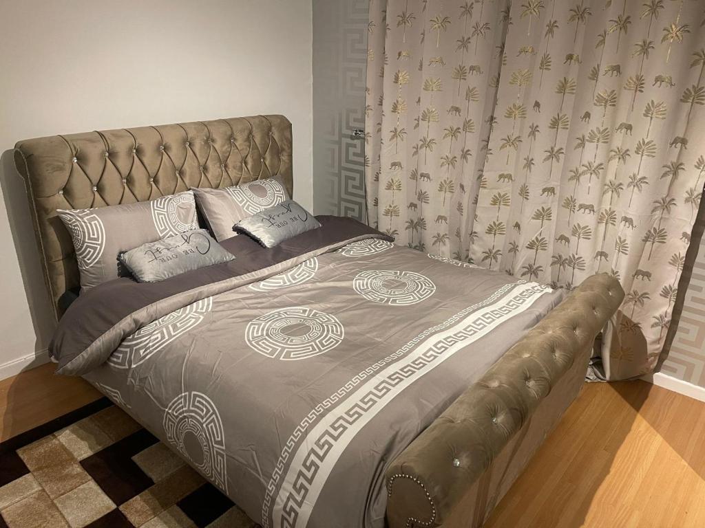 A bed or beds in a room at Modern 3 bed house for 8 guest