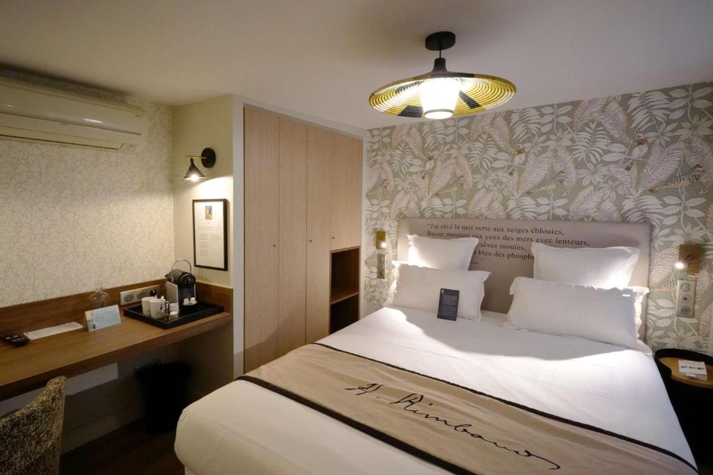 1 dormitorio con 1 cama blanca grande y escritorio en Hôtel Littéraire Arthur Rimbaud, BW Signature Collection en París