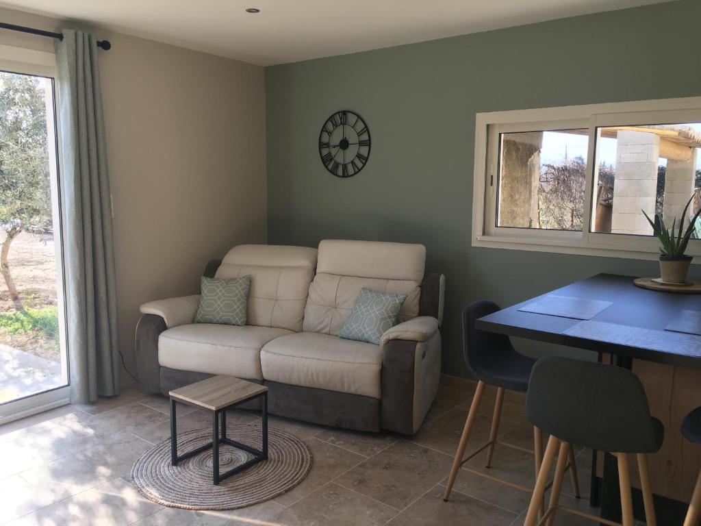 un salon avec un canapé et une table dans l'établissement Lou Mas des oliviers, à Mazan