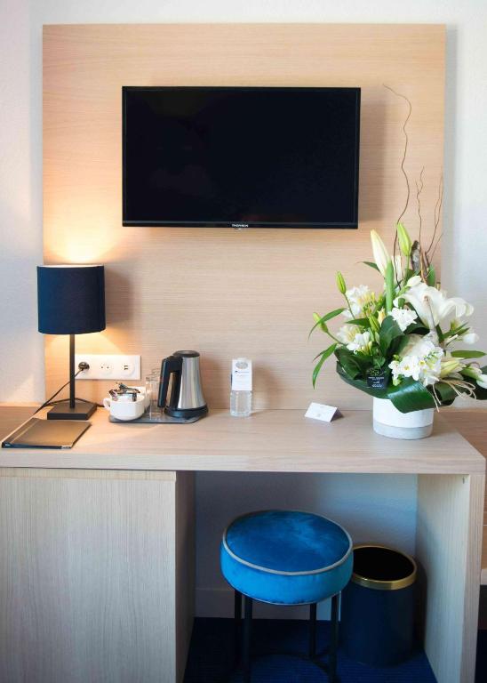 TV a/nebo společenská místnost v ubytování Best Western Hôtel Le Sud