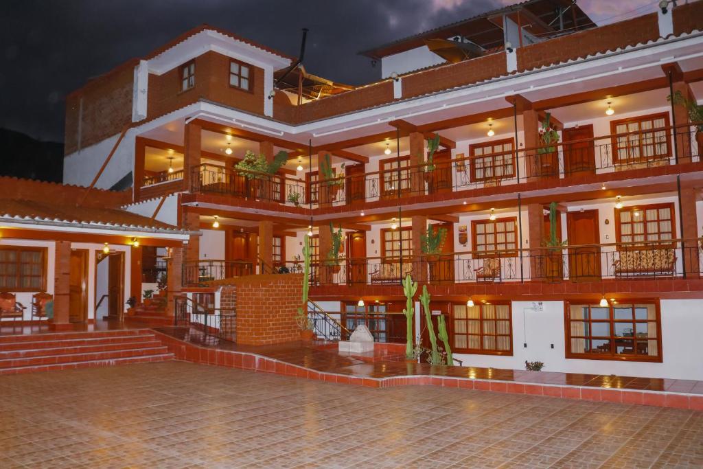 un gran edificio con muchos balcones en Las Torrecitas, en Carhuaz