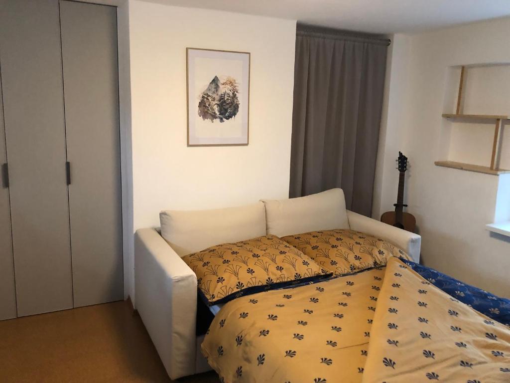 1 dormitorio con 1 cama con edredón en Útulný apartmán na Divadelní, en Český Těšín