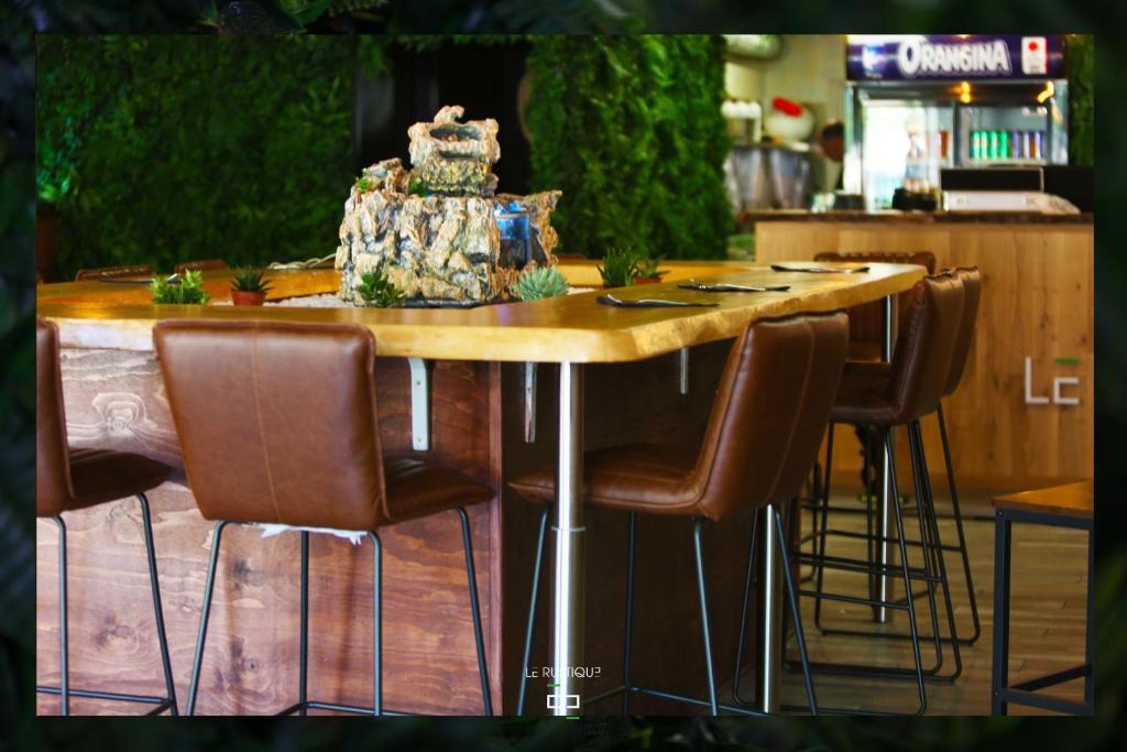 - une table avec un gâteau dans l'établissement Kuisto, à Montpellier