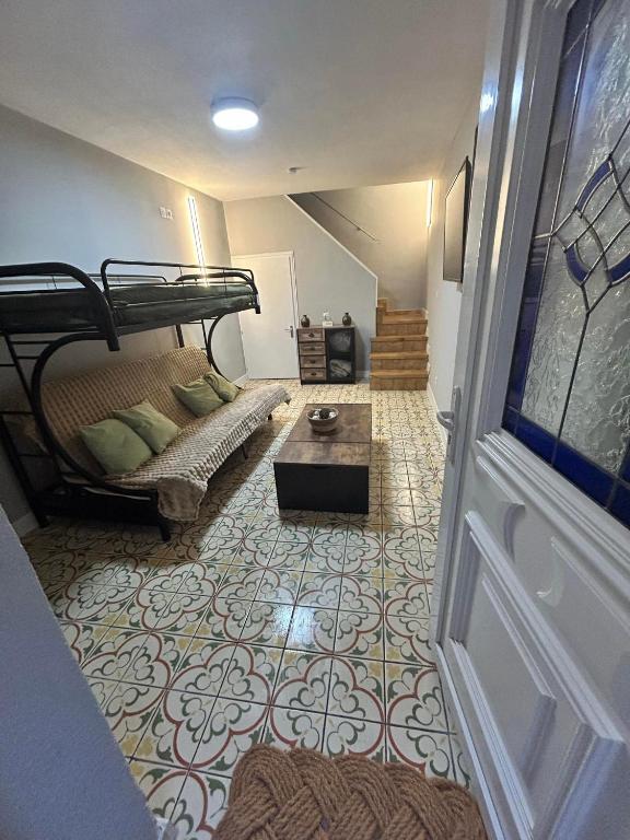 Cette petite chambre comprend des lits superposés et un canapé. dans l'établissement Maison coeur du village, à Sérignan