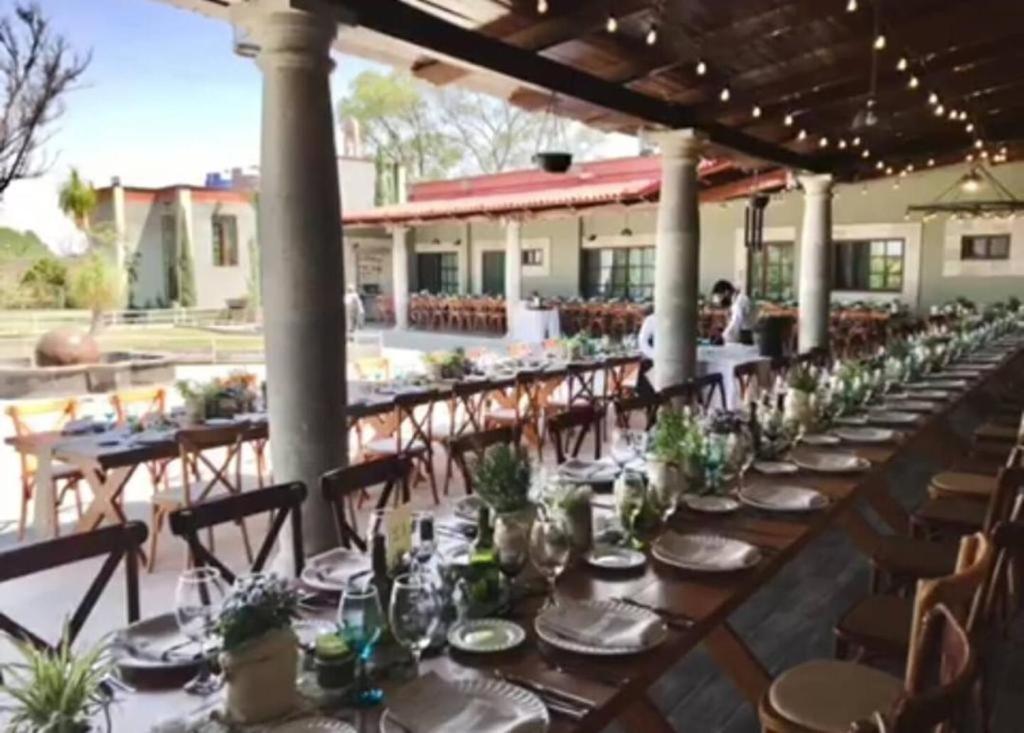 una mesa para una boda en un patio en Hermosas suites en Hacienda Kuxtal, en Palmillas