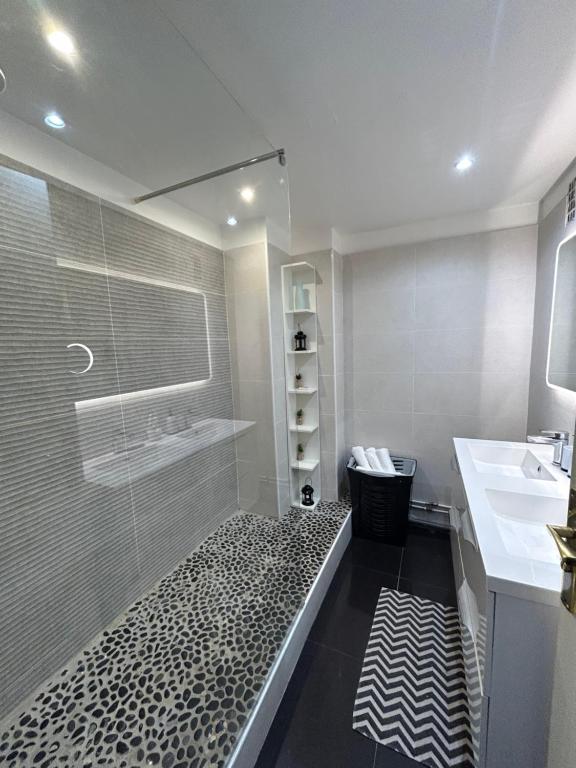 une salle de bain avec une douche à l'italienne et un lavabo dans l'établissement Logement gare Saint Charles ideal famille, à Marseille