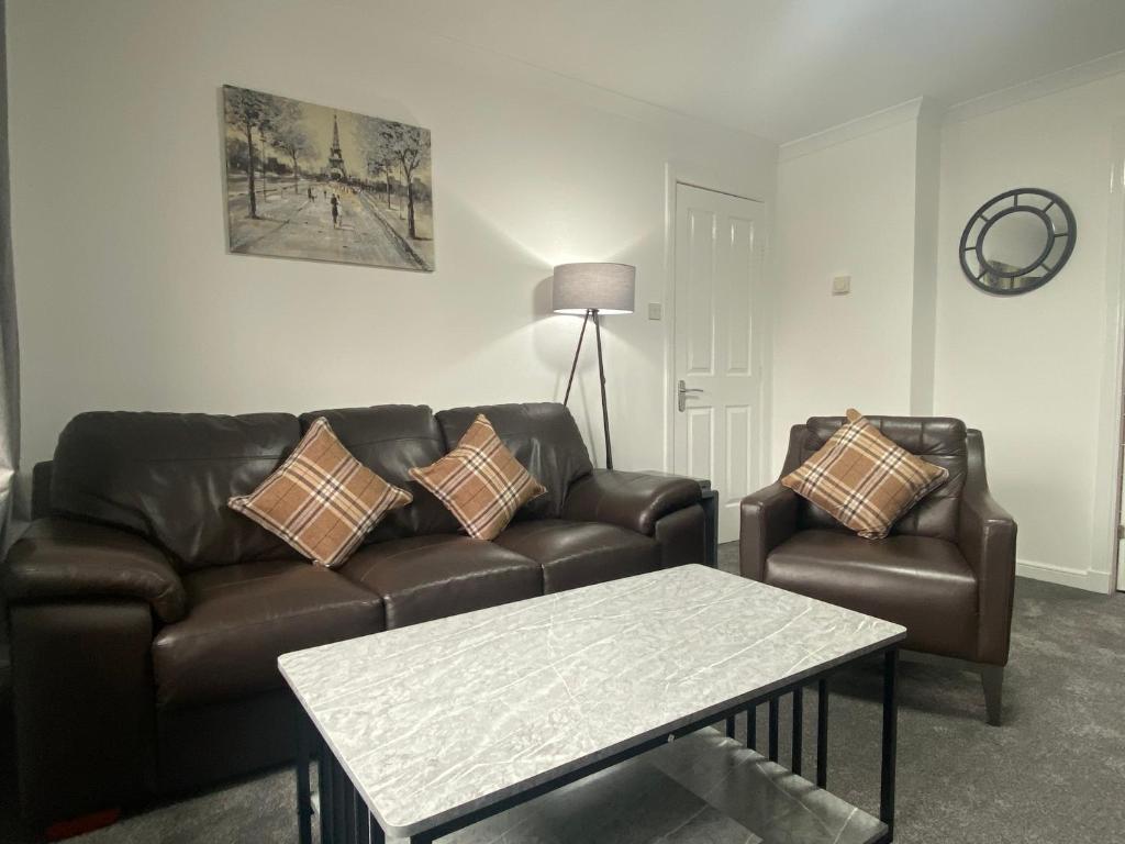 een woonkamer met een bank en een salontafel bij E.C.A.S. Pitreavie Castle 2 Bed Executive Apartment in Fife