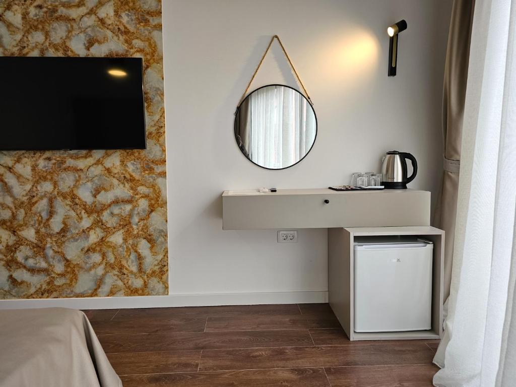 TV a/nebo společenská místnost v ubytování Lolo Luxury rooms & suites