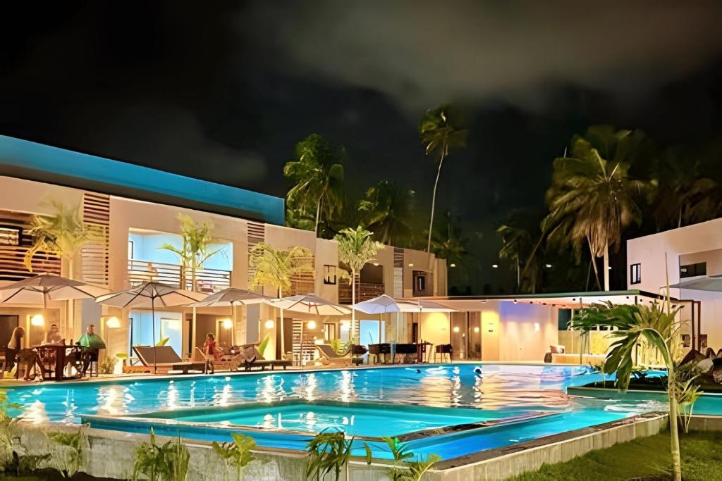 a view of a resort pool at night at Refúgio em Condomínio Resort na Rota dos Milagres in Pôrto de Pedras