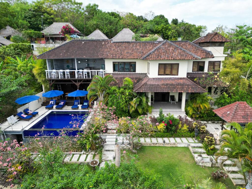 eine Luftansicht eines Hauses mit Garten in der Unterkunft Villa Penyon in Nusa Lembongan