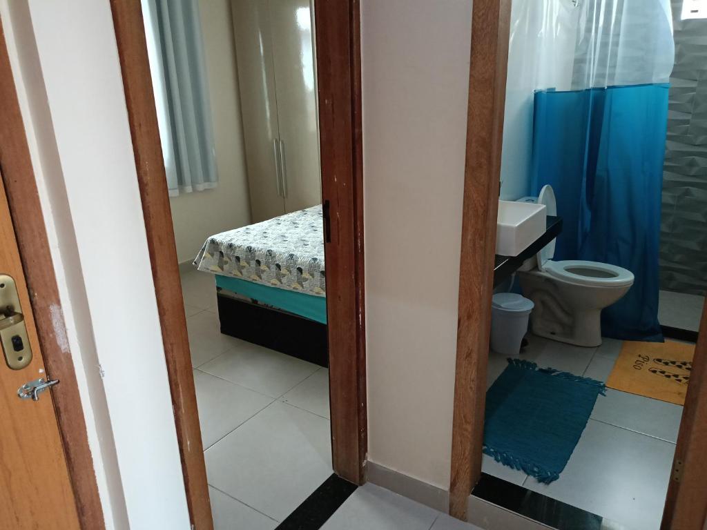 a small bathroom with a toilet and a sink at Apartamento para temporada in Vitória