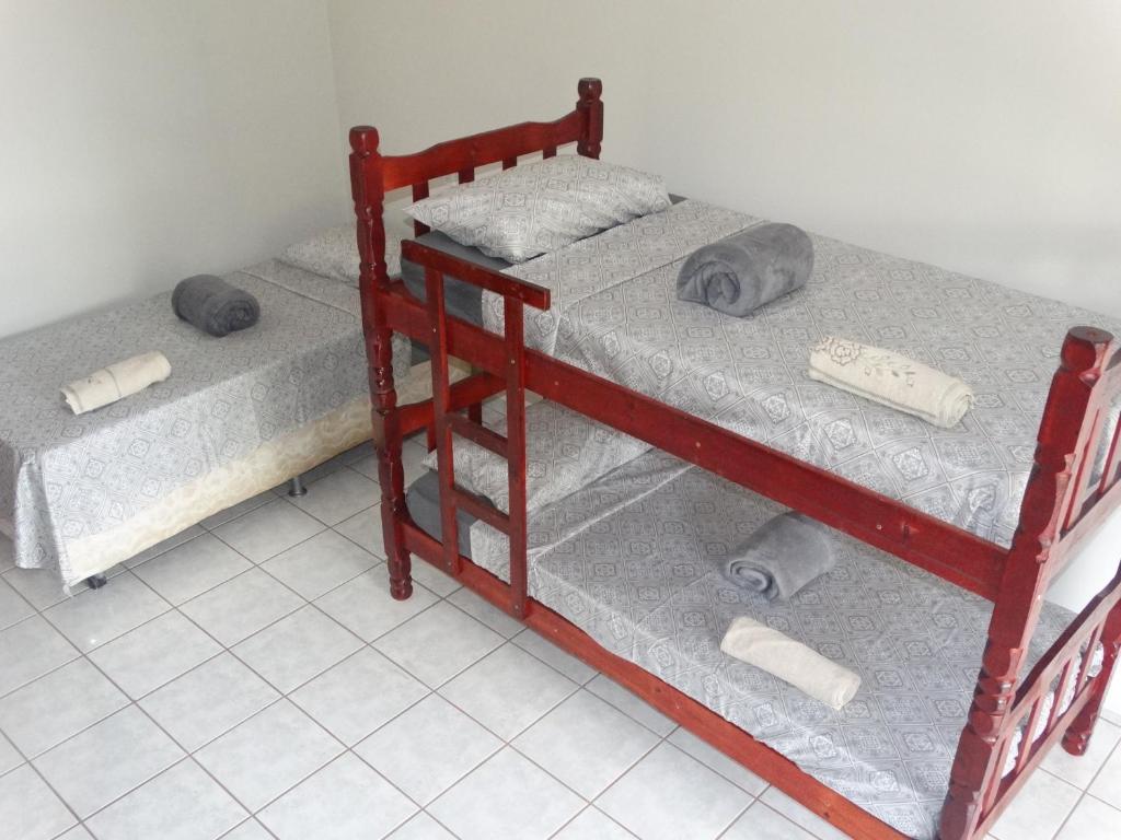 two bunk beds sitting in a room with at Pedroca Hostel in Palmas
