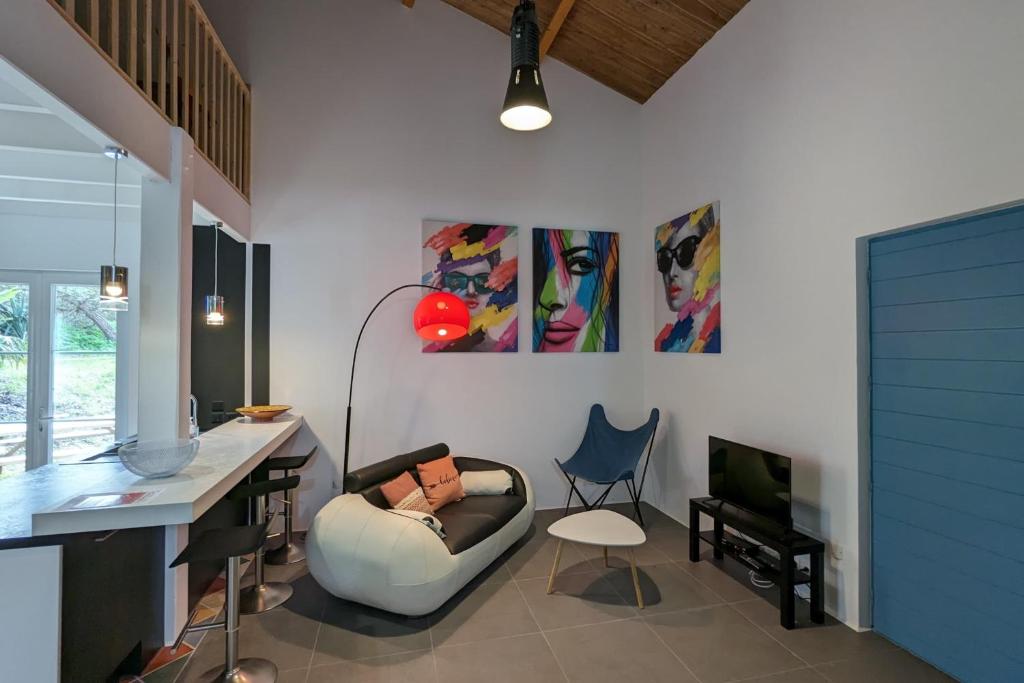 - un salon avec un canapé, un bureau et une télévision dans l'établissement Comfortable and nice house with a beautiful garden, à La Tranche-sur-Mer