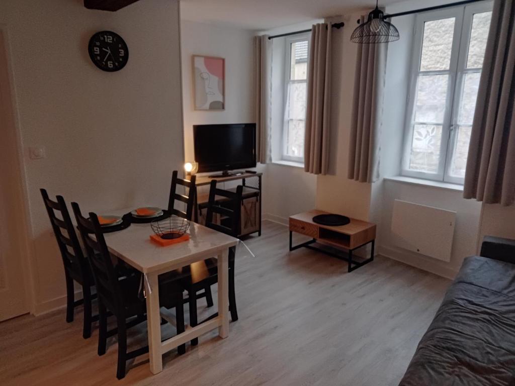 un salon avec une table et une salle à manger dans l'établissement Appartement Eden, à Saint-Père