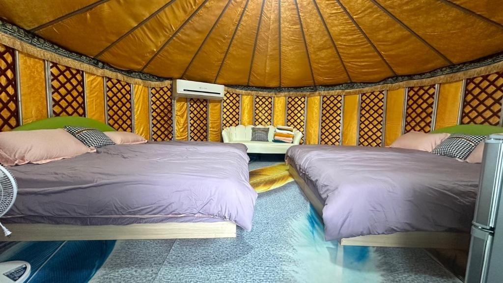 um quarto com duas camas numa tenda em Bald Cypress B&B em Lung-mu-ching