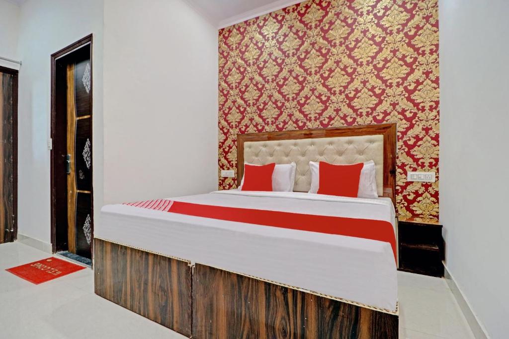 een slaapkamer met een groot bed met rode kussens bij OYO Hotel Moon Light in Zirakpur