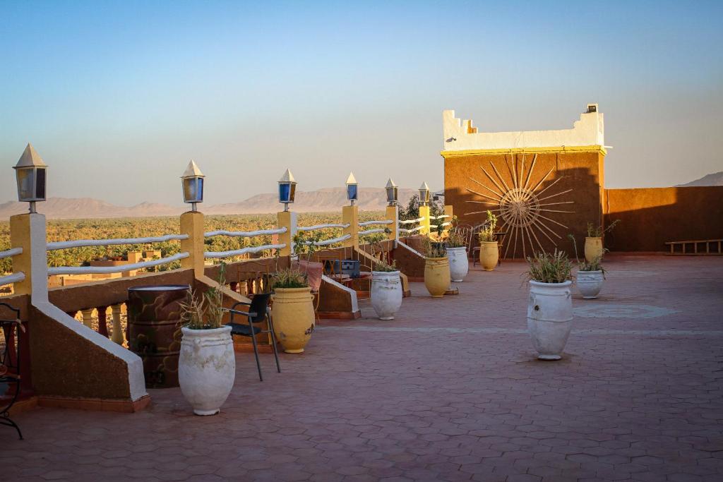 una fila de macetas en una valla en Kasbah Of Peace & Boutique en Zagora