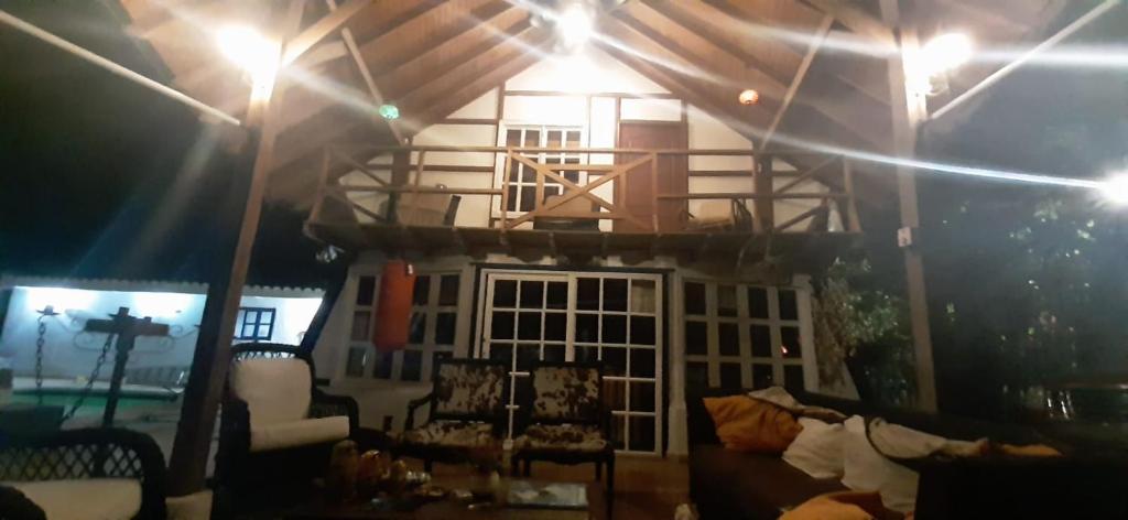 una sala de estar con una casa en el árbol en el techo en LE CHALET en Barranquilla