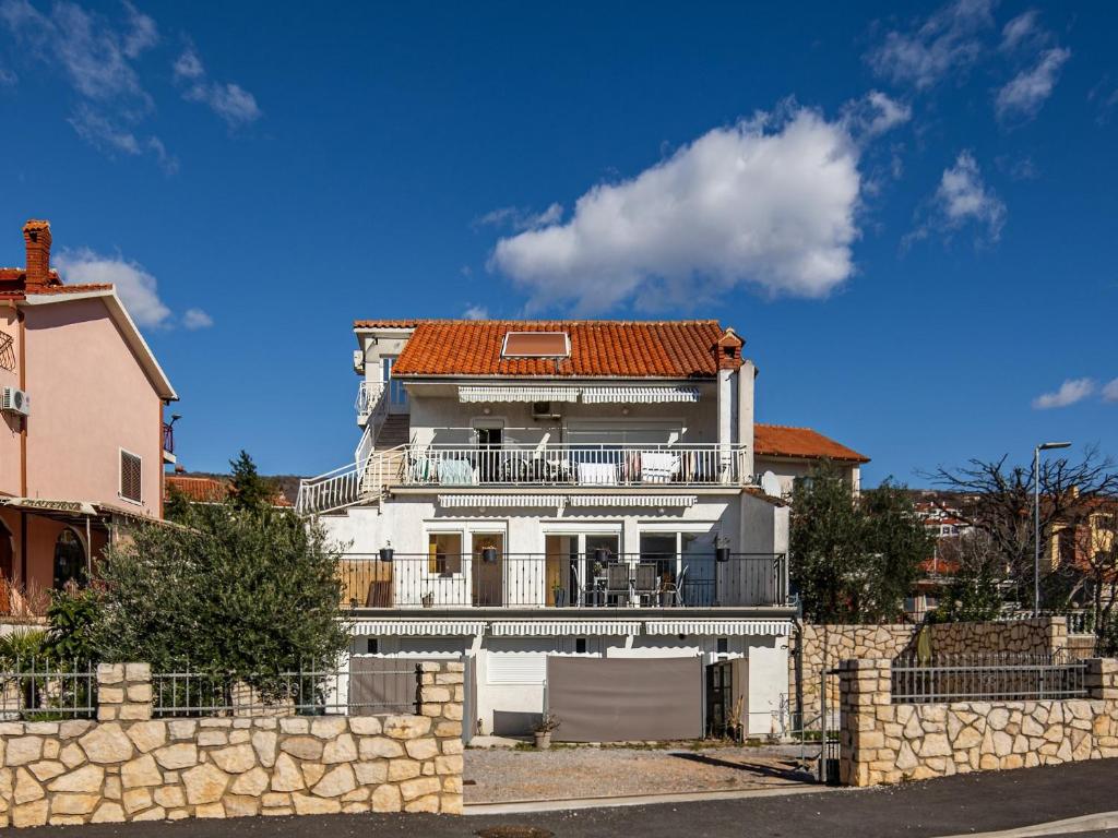 ein großes weißes Haus mit rotem Dach in der Unterkunft Apartments with a parking space Kostrena, Rijeka - 14285 in Kostrena
