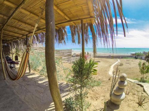 een veranda van een strandhuis met uitzicht op de oceaan bij LA PUNTA LOBITOS HOTEL in Talara