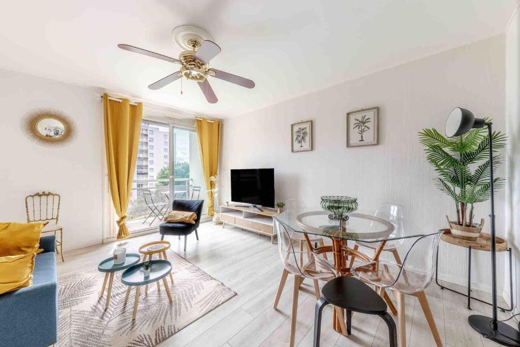 sala de estar con ventilador de techo y mesa en Appartement de 3 chambres avec terrasse amenagee et wifi a Gradignan, en Gradignan