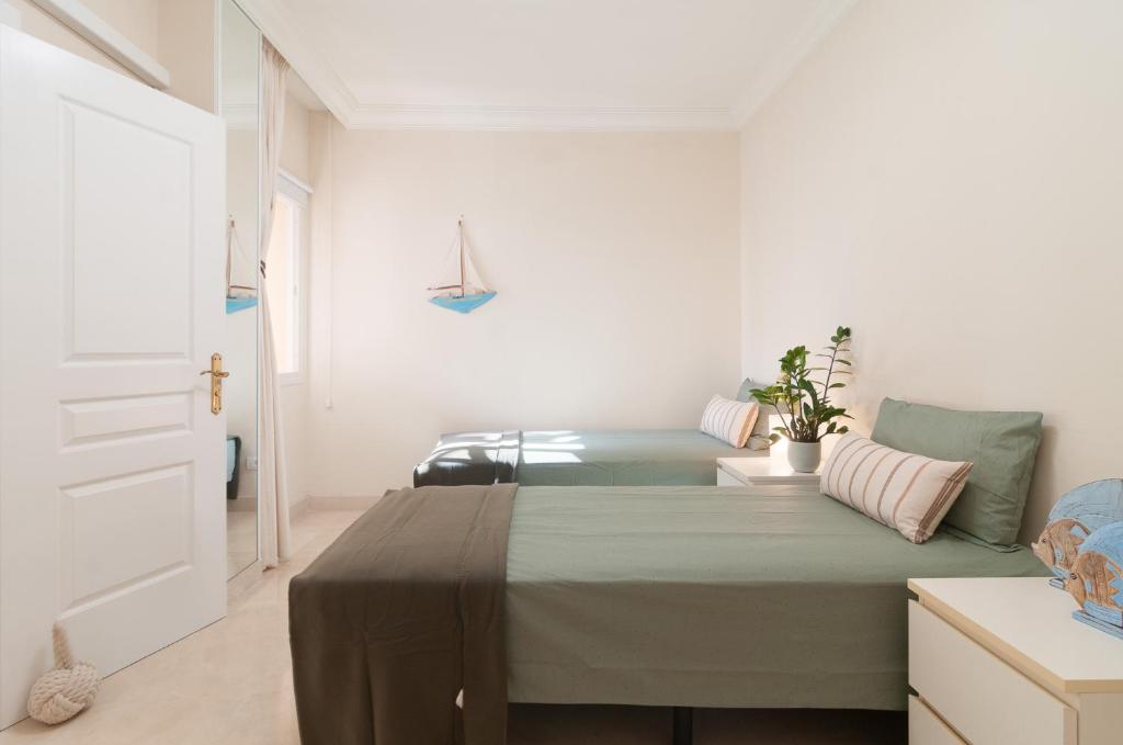Postel nebo postele na pokoji v ubytování Beautiful 2 Bedroom Penthouse Terrazas Del Duque