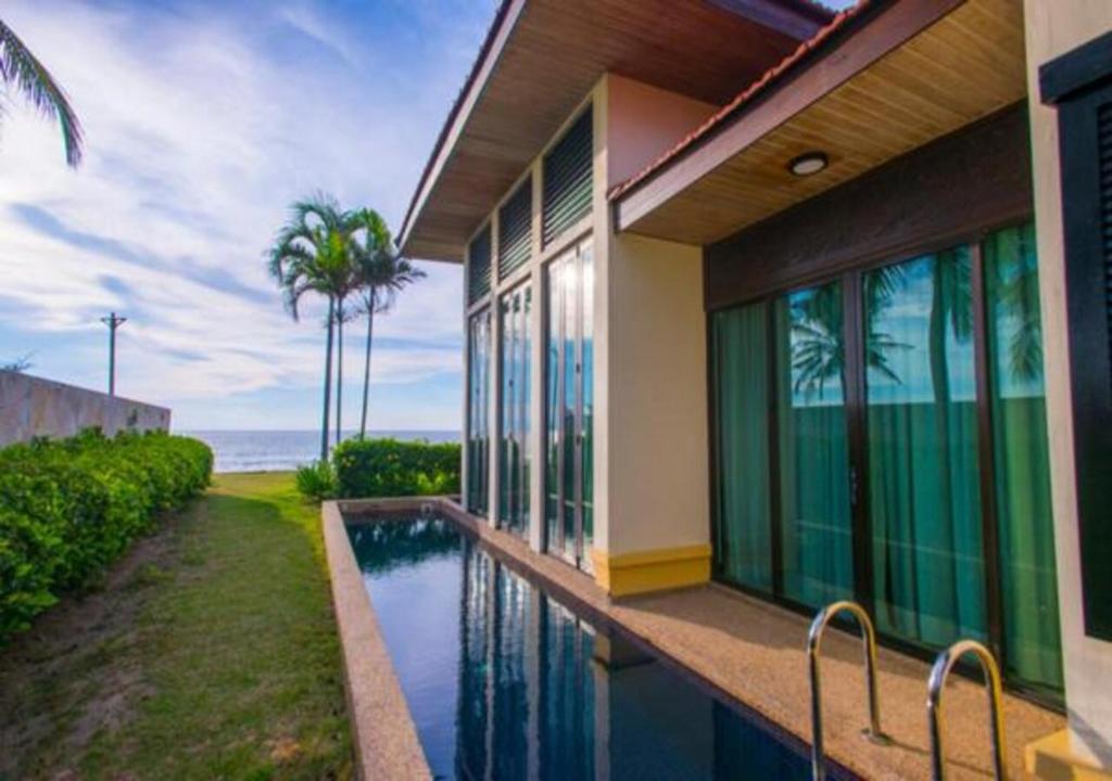 Bazén v ubytování Borneo Beach Villa & Suite nebo v jeho okolí