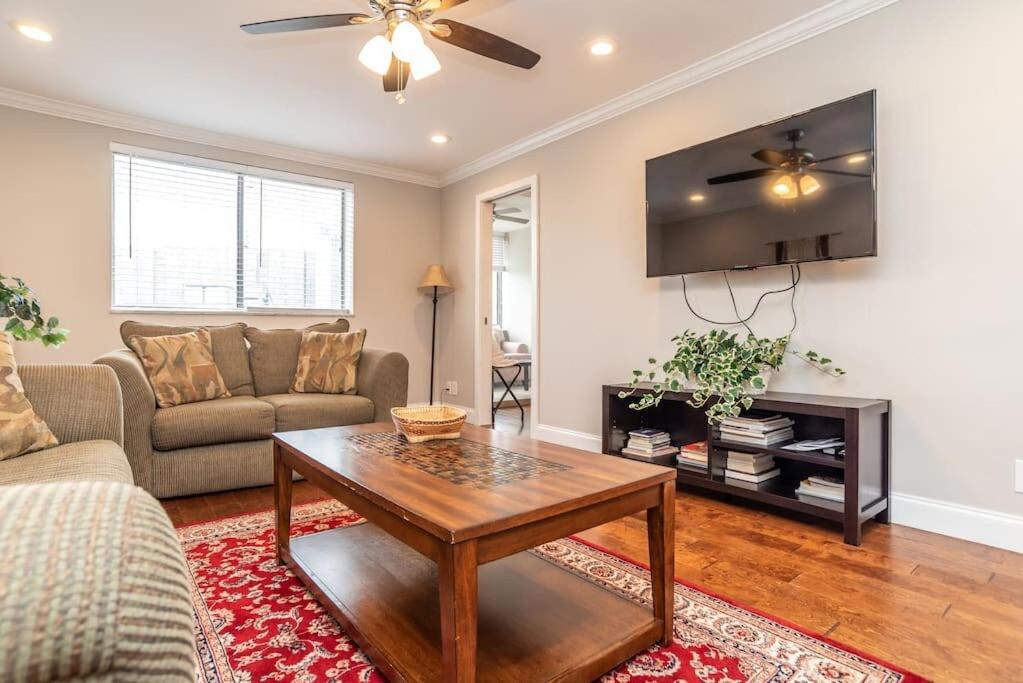 ein Wohnzimmer mit einem Sofa und einem Tisch in der Unterkunft Atlanta Downtown Onsite Parking King! 3BR LM606 in Atlanta