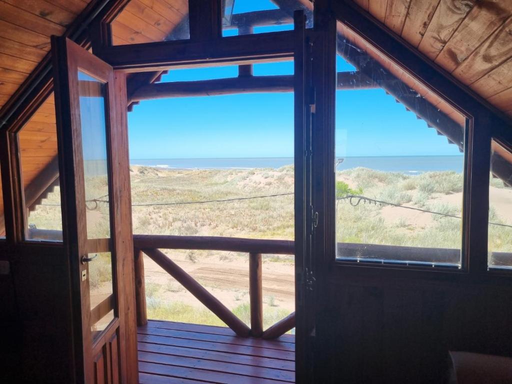 una finestra in una cabina con vista sull'oceano di Olivillos frente al mar a Balneario Pehuén-Có