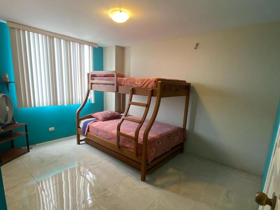 Poschodová posteľ alebo postele v izbe v ubytovaní Hemingway Salinas Apartment