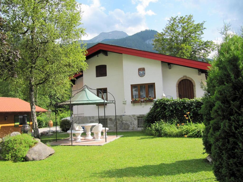 ein Haus mit einem Pavillon im Hof in der Unterkunft Appartement Zeitz Ramsau in Ramsau bei Berchtesgaden