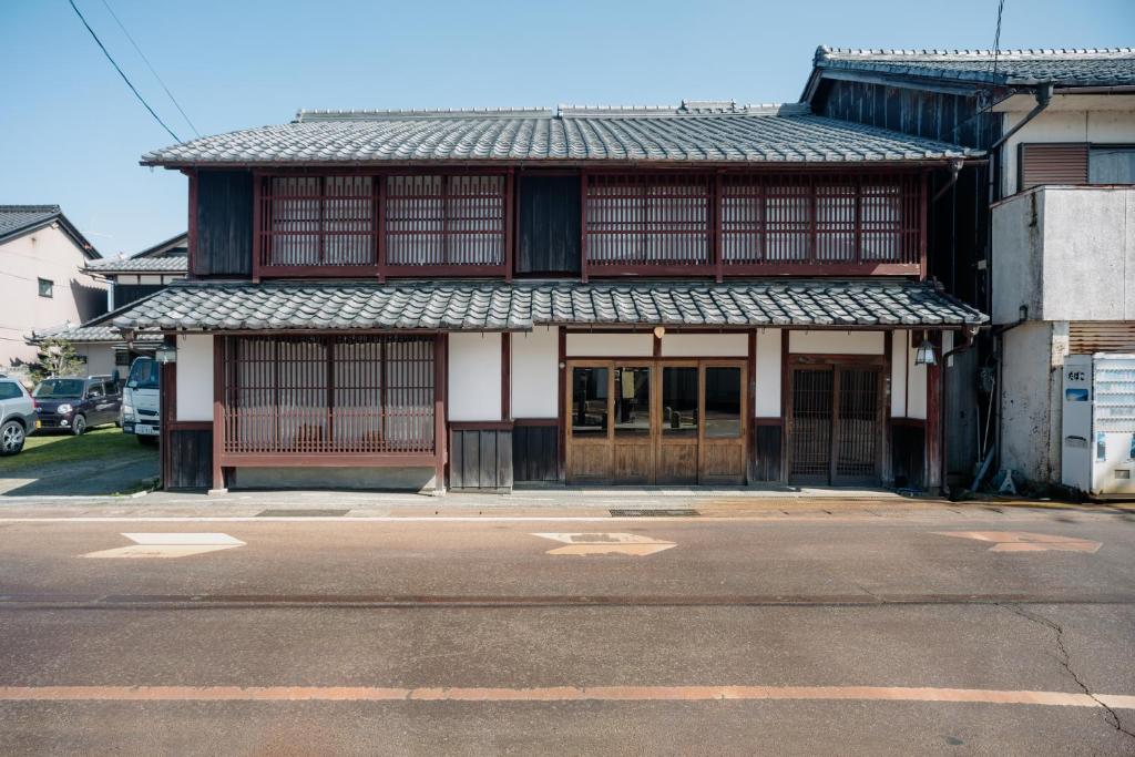 ein asiatisches Gebäude mit einem roten und weißen in der Unterkunft 福田屋 in Imazu