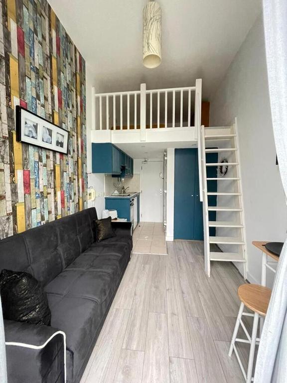 Portobello Road Artistic Studios 'BUDGET' - Standard Triple Studio
