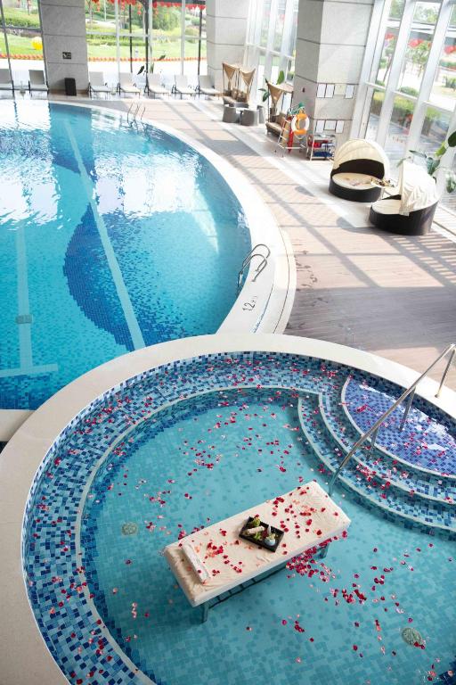 Bazén v ubytování Shangri-La Qinhuangdao nebo v jeho okolí