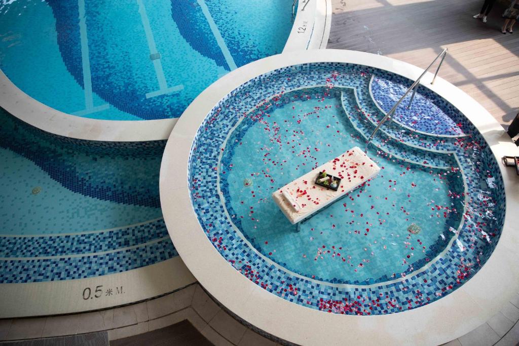 Bazén v ubytování Shangri-La Qinhuangdao nebo v jeho okolí