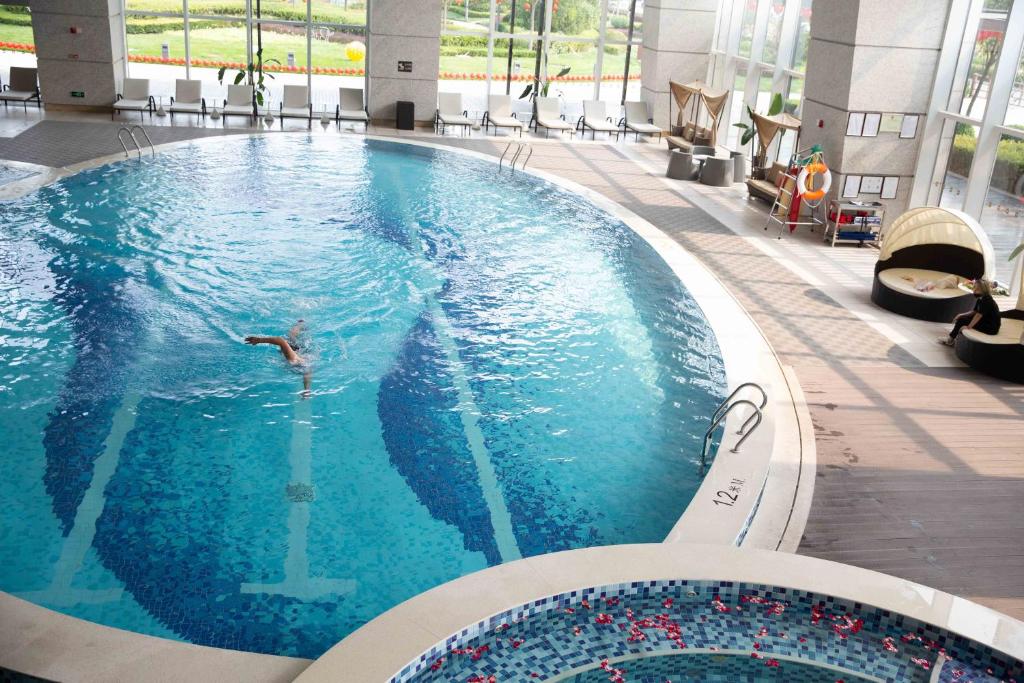 Bazén v ubytování Shangri-La Qinhuangdao nebo v jeho okolí