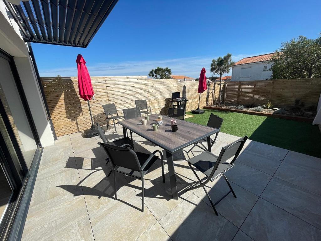 Gallery image of Villa Contemporaine Près de la Plage avec Jardin, Terrasse et Wifi - FR-1-22-359 in La Tranche-sur-Mer