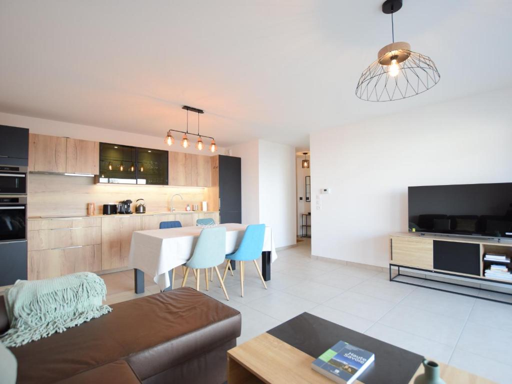 un soggiorno e una cucina con divano e tavolo di Appartement Évian-les-Bains, 3 pièces, 4 personnes - FR-1-498-103 a Évian-les-Bains
